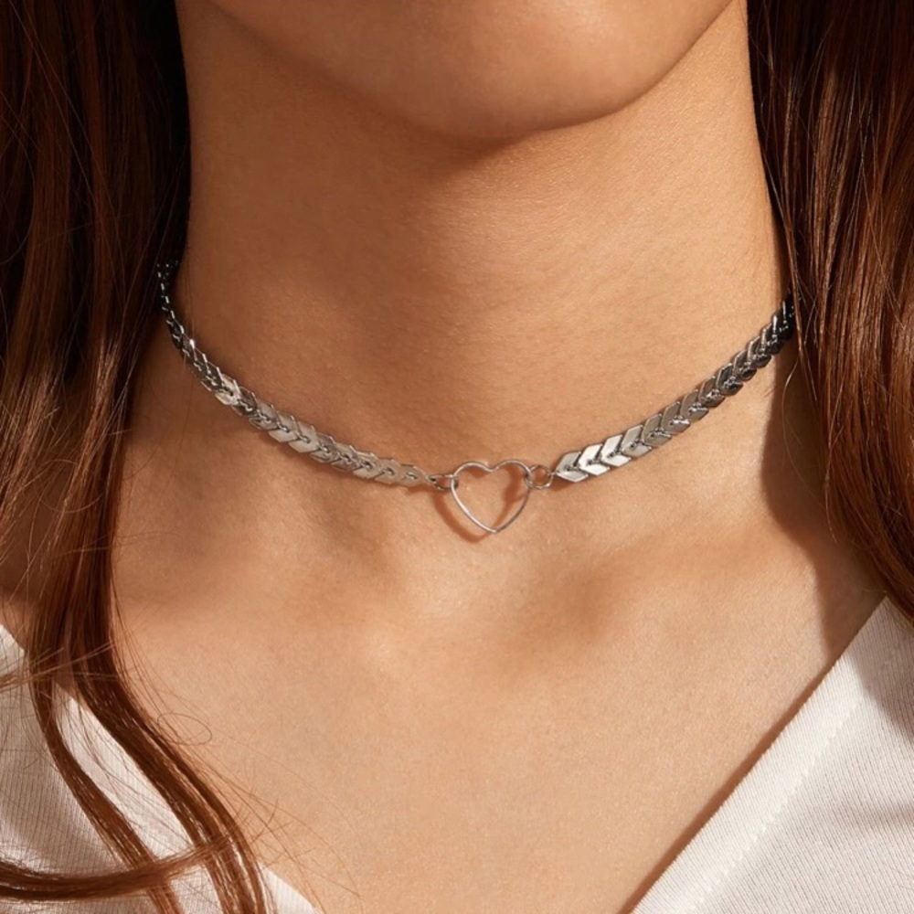 ❤️ Awesome Metallic Triangle Arrow Metal Heart Choker ❤️